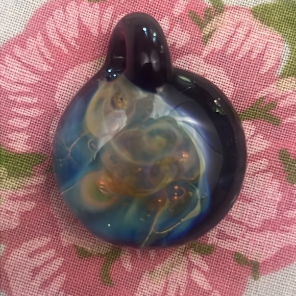 Hand blown glass pendant 🖤 - Picture 3 of 6